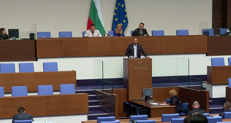 Спор в парламента относно парите за майчинство при връщане на