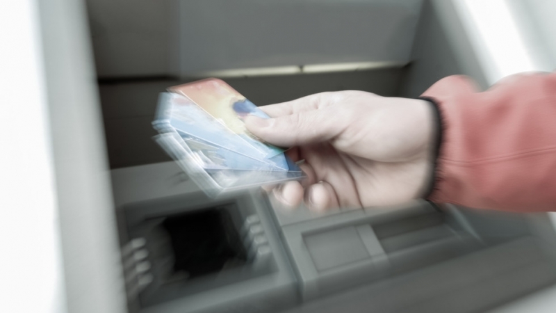 Обирджия краде пари от банкомати в Австралия с дъвка