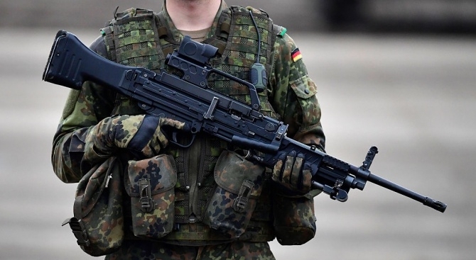 Над две трети от германците са за връщането на задължителната