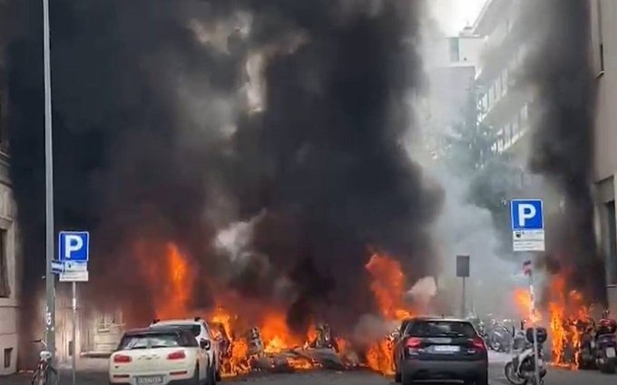 Няколко автомобила пламнаха след експлозоия в центъра на Милано съобщи