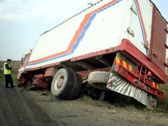 ТИР е самокатастрофирал на главен път Е 79 край Монтана предадоха