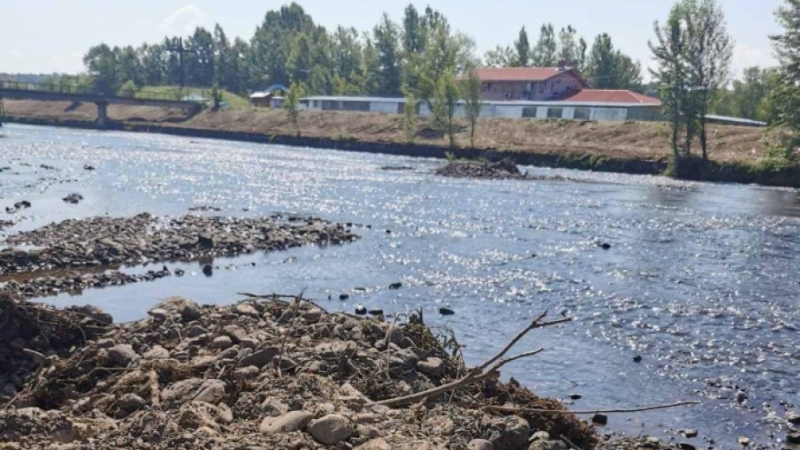 Доброволци почистват река Огоста край Монтана