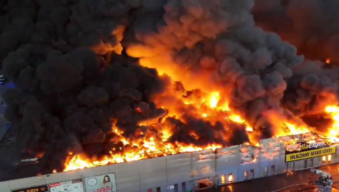Огромен пожар изпепели тази сутрин голям търговски център с 1400 магазина