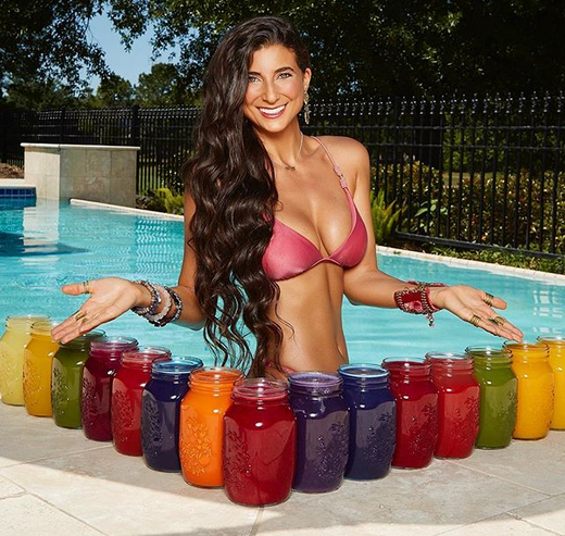 Кристина Карильо Букарам има милион последователи в YouTube и Instagram Тя