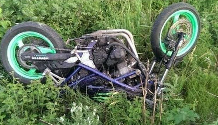 На градус! Фиркан до козирката младеж даде газ на мотора си и падна в канавка във Видинско