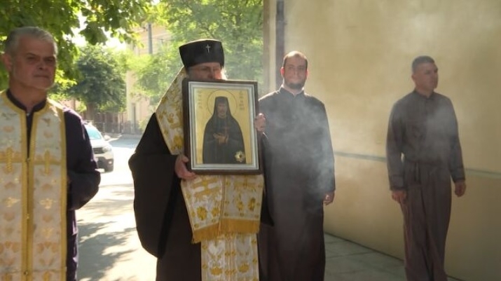Опашка от вярващи се изви заради чудотворната икона на Св. Никифор във Враца