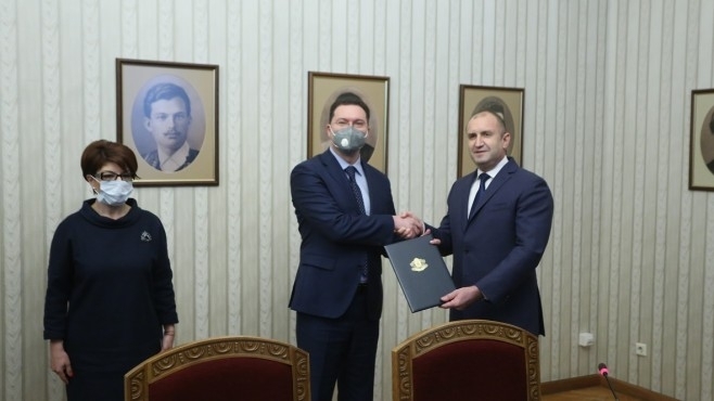 Президентът Румен Радев връчи първия мандат за съставяне на правителство