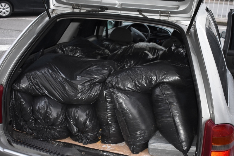 Близо 100 кг тютюн откриха ченгета в колата на двама