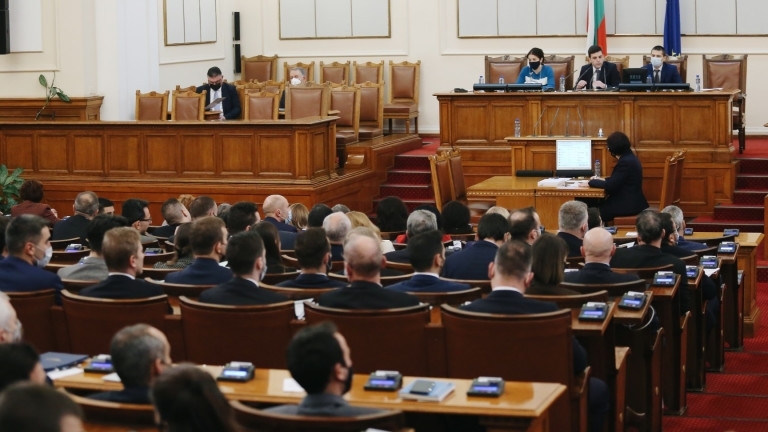 Политическо пренареждане след вота на недоверие