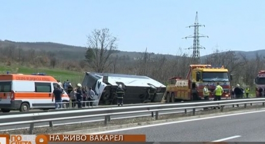 И в момента продължават опитите на спасителните екипи да извадят