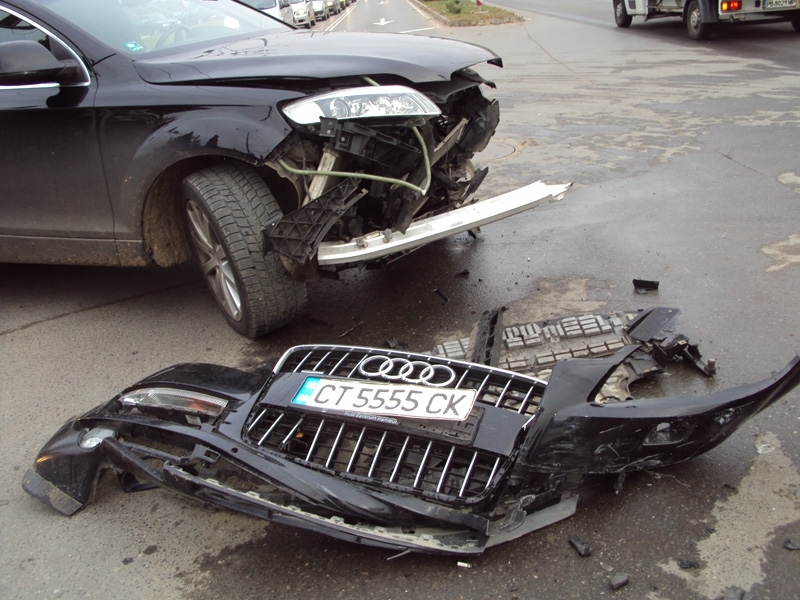 Четирима младежи от Сопот са пострадали при тежка катастрофа станала