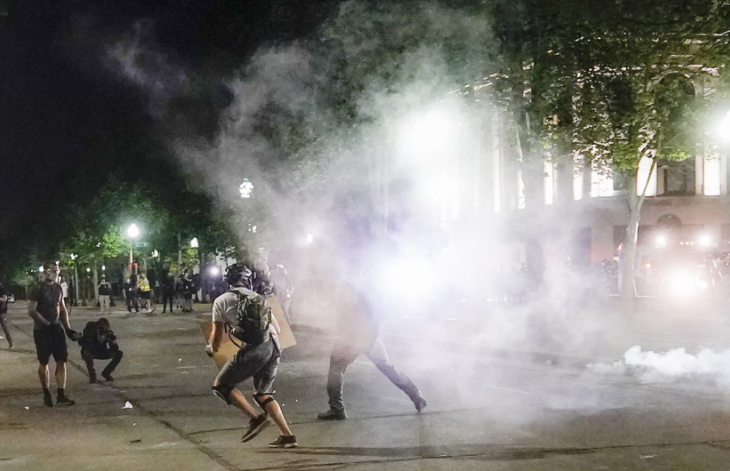 Втора нощ на сблъсъци в американския град Кеноша щата Уисконсин съобщи