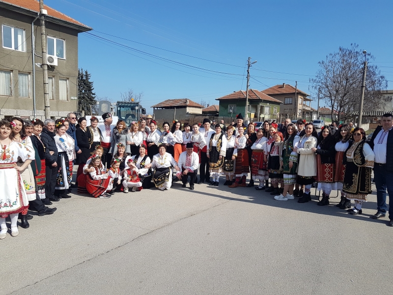 Празник на зетьовете честваха в събота във видинското село Сланотрън.
Традицията