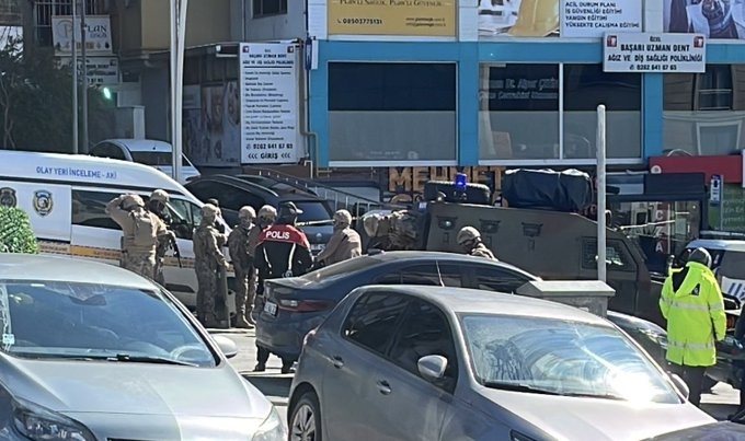 Въоръжен взе заложници и уби един от тях в ресторант в Турция /снимки/