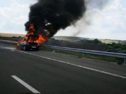 Лек автомобил избухна в пламъци на АМ Тракия тази сутрин