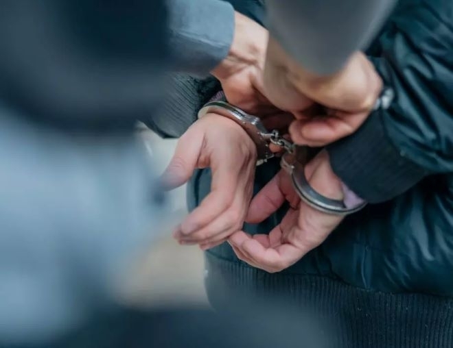 Щракнаха белезниците на младеж отмъкнал цветни метали от имот в