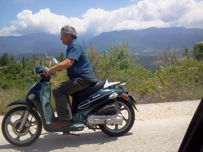 Полицаи са хванали възрастен мъж управлявал нередовен скутер във врачанско