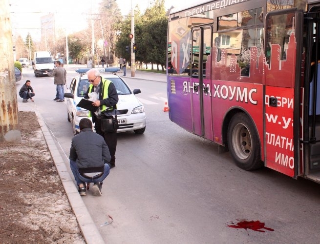 Автобус на градския транспорт в София блъсна 17 годишно момиче съобщиха