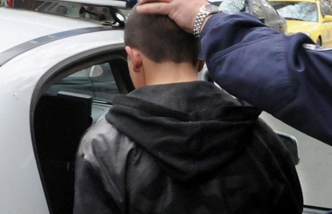 Хлапак обра автомат за храни и напитки във Врачанско съобщиха