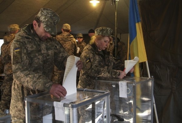 Украински депутат от партията Блока на Петро Порошенко нападна представител