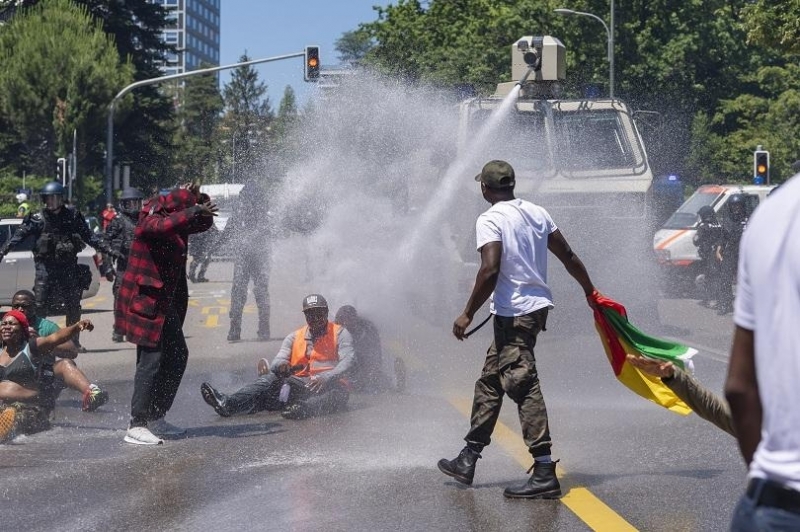 Швейцарската полиция използва водни оръдия сълзотворен газ и шокови гранати