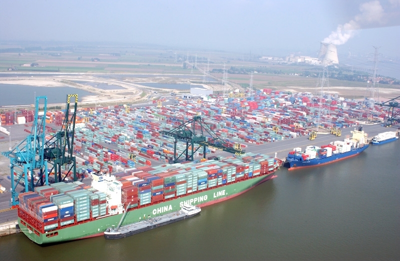 Белгийските власти обявиха евакуация на пристанището на Антверпен заради пожар