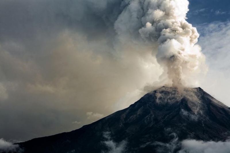 Индонезийските власти съобщиха за изригването на два вулкана на територията