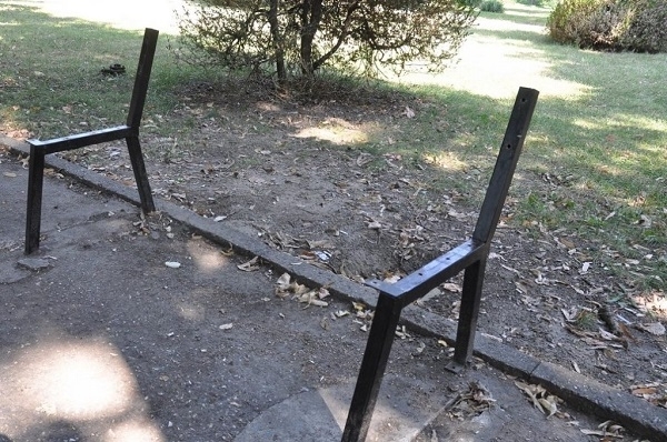 Вандали счупиха две пейки в парк Владикина бахча във Видин