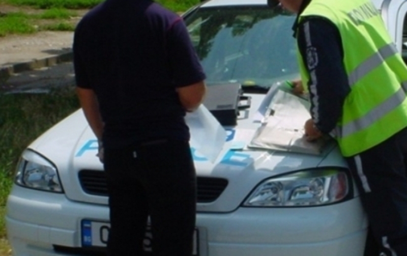 Полицаи хванаха малък тарикат без книжка да юрка нередовен мотопед