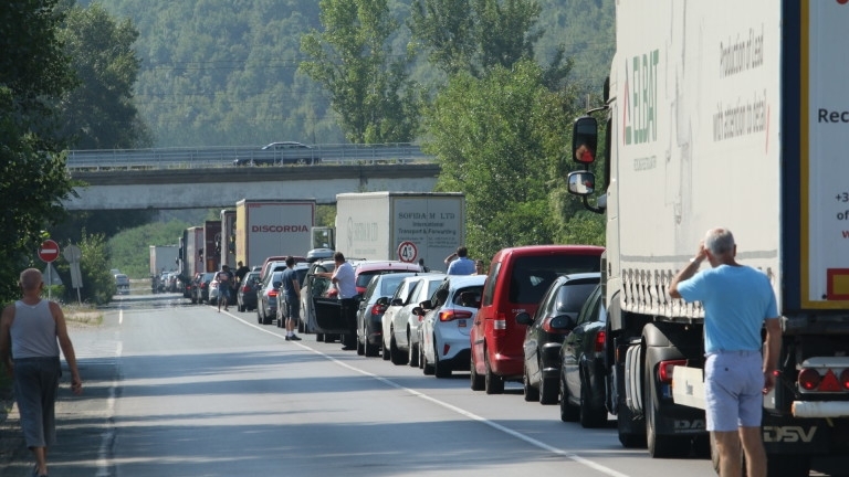 Катастрофа затруднява движението между Симитли и Благоевград край Железница, съобщава