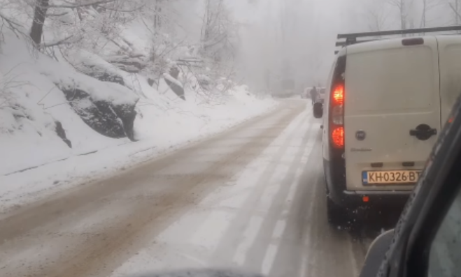 Закъсали автомобили ограничиха движението през прохода Петрохан научи BulNews Пътуващи съобщават