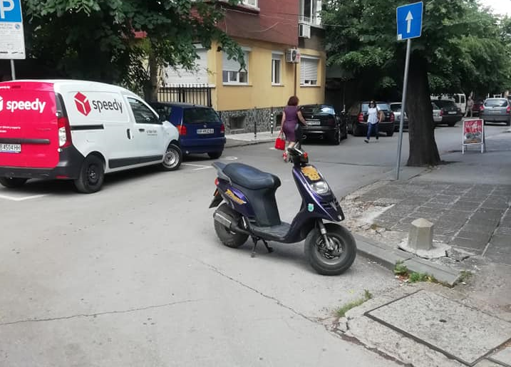 Безобразното паркиране във Враца се превърна в мода доказват поредните