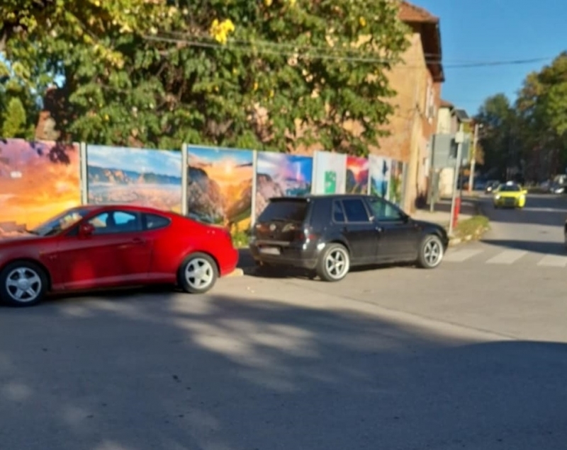 Хора на Възраждане вбесиха врачани с неграмотното си паркиране научи