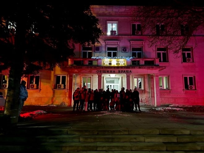 Сградата на Община Враца бе осветена в червен цвят /снимки/
