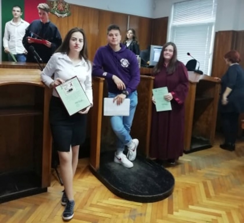 Ученици от 11 клас на ПГТЕ Христо Ботев гр Монтана