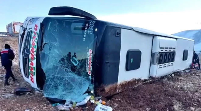 Пътнически автобус с трима души екипаж и 40 пътници пътуващ