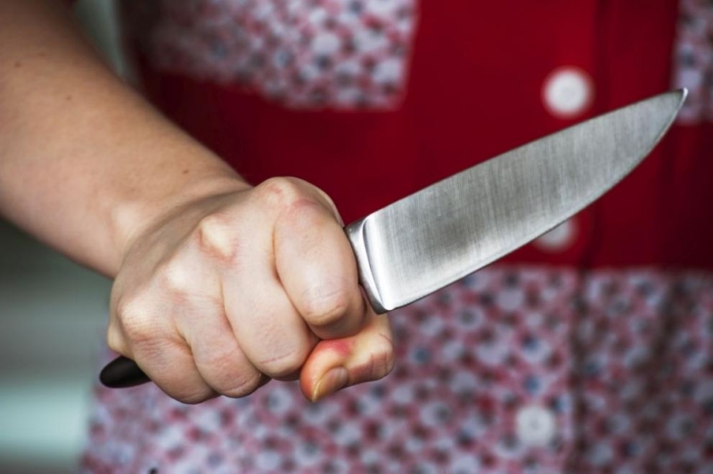Жена нападна мъжа си с нож след семеен скандал съобщиха