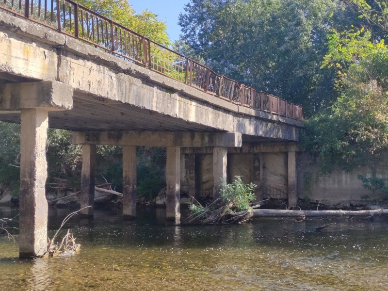 Поради влошено състояние на моста над река Искър на пътя