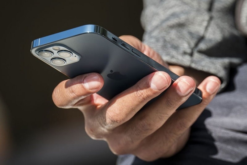 Заловиха за нула време младок задигнал телефона на жена в