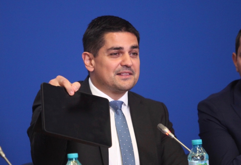 Радостин Василев е депозирал в деловодството на парламента уведомително писмо