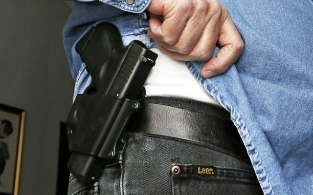 Полицаи хванали пиян мъж в заведение с пистолет в Ломско