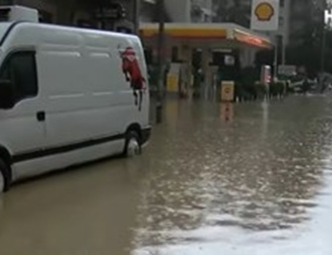 Един човек е загинал при наводненията в турския окръг Измир