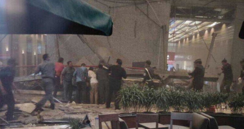 Етаж на индонезийската фондова борса се срина върху фоайето на