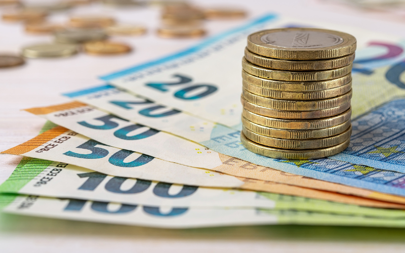 Курсът на еврото спрямо щатския долар леко се повишава в