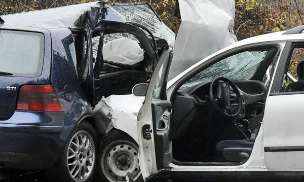 Верижна катастрофа между три леки автомобила стана на път Добринище