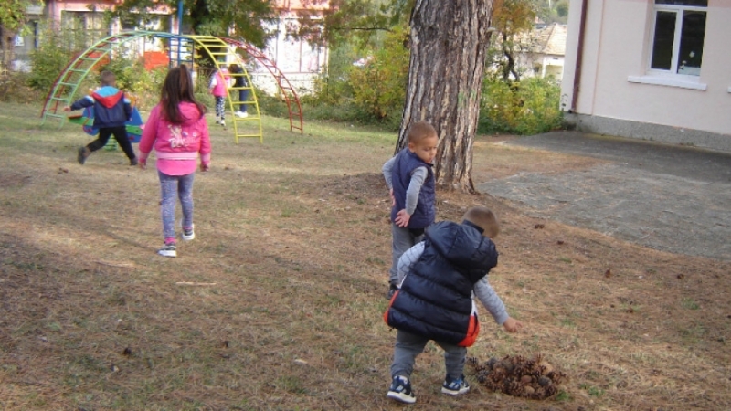 Малчугани от детската градина в Долна Кремена гостуваха на Народно