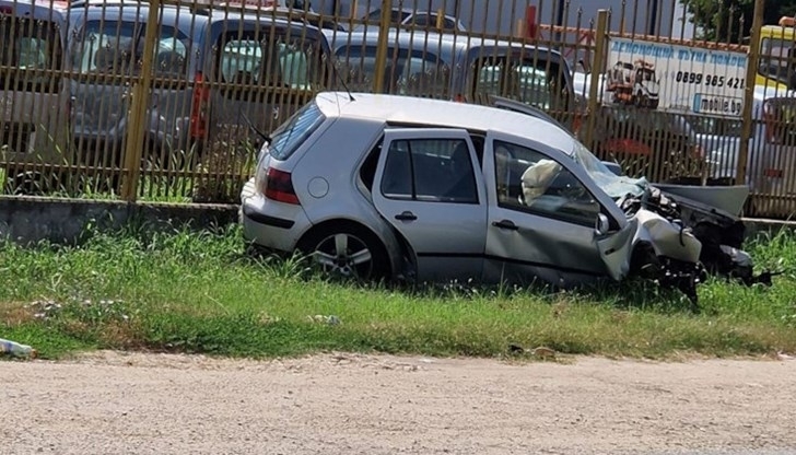 Младеж се заби с кола в оградата на парк във