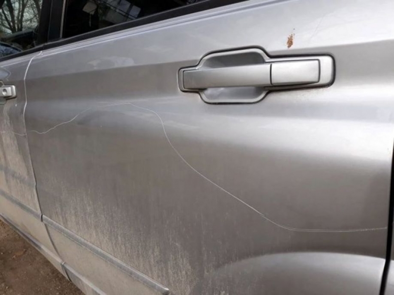 Полицаи издирват вандал повредил колата на врачанка в Монтана съобщиха
