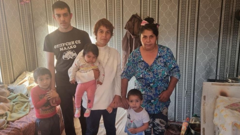Семейство с четири деца бедства в созополското село Равна гора