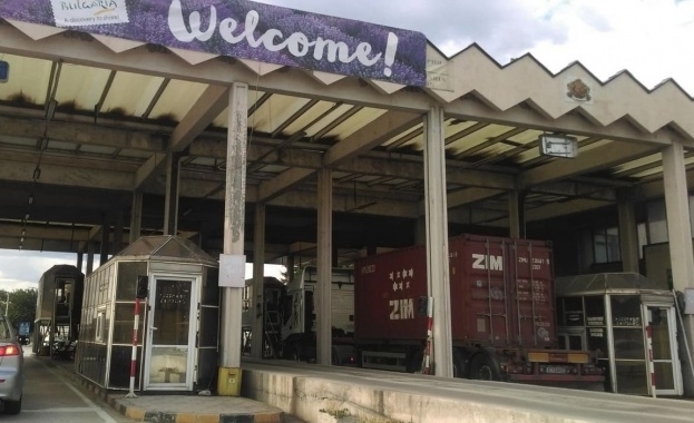 Забранени туристи влизат през прозореца пише солунският вестник Македония Изданието